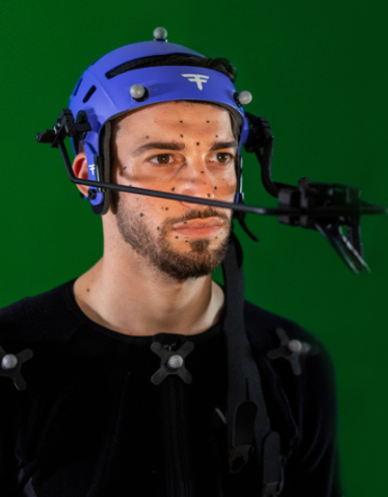 Ragazzo con caschetto faceware per motion capture facciale